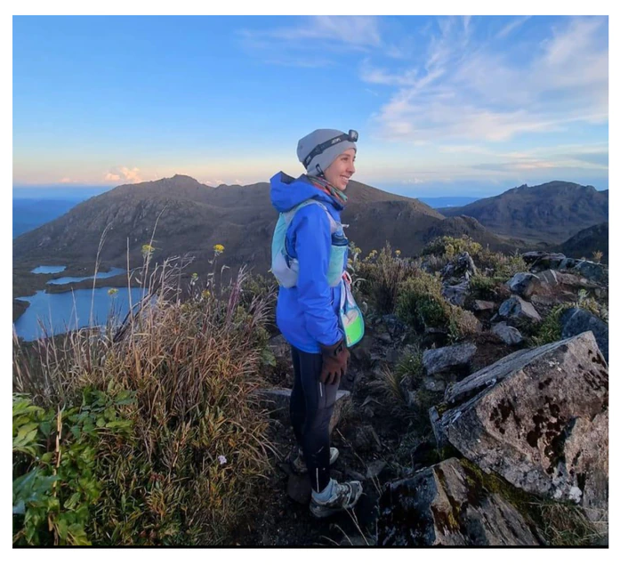 Marcela Mora en el Chirripó, relajada, con ropa de entrenamiento, viendo el paisaje de la montaña