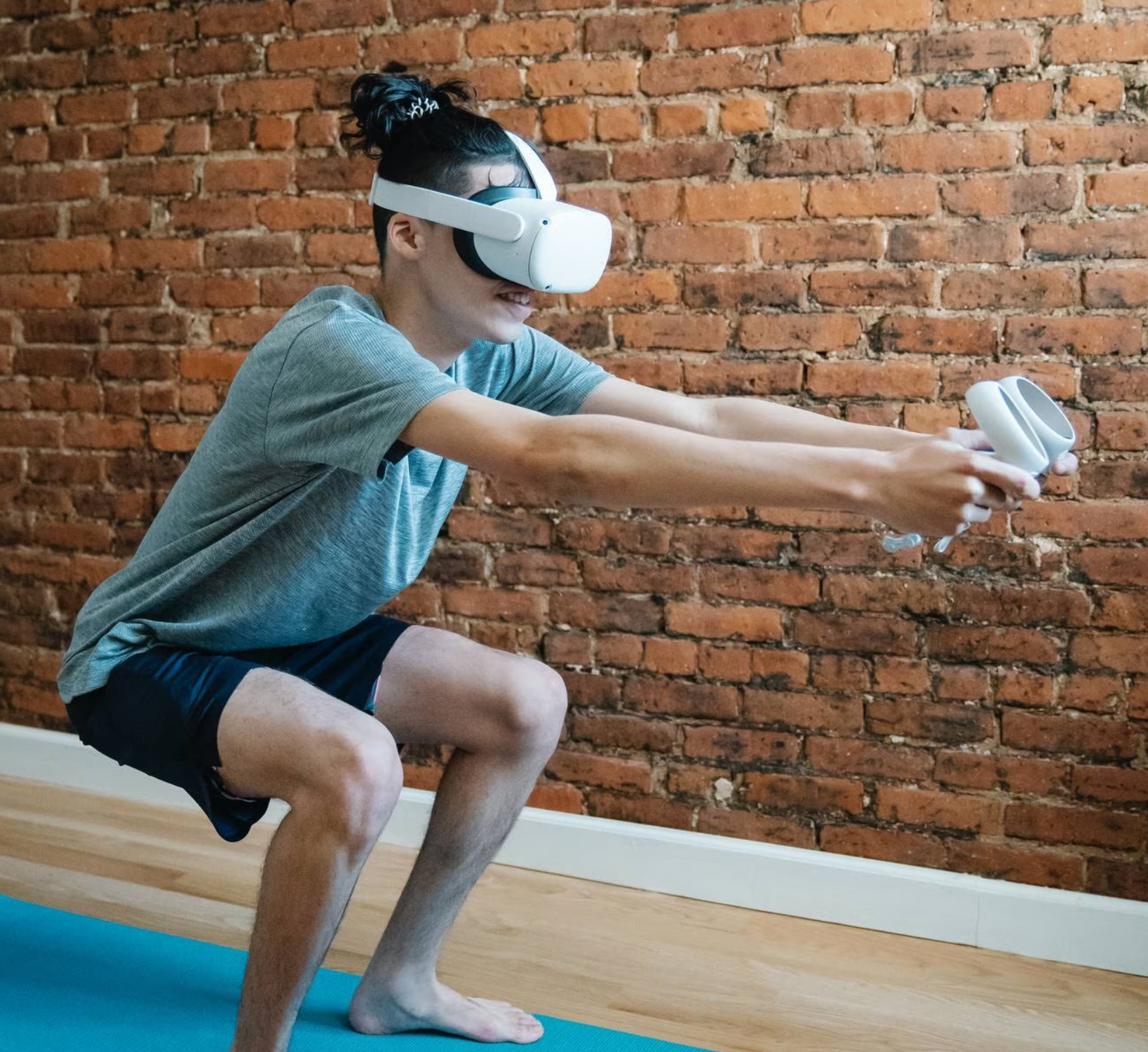 VR fitness: persona con los lentes haciendo una sentadilla