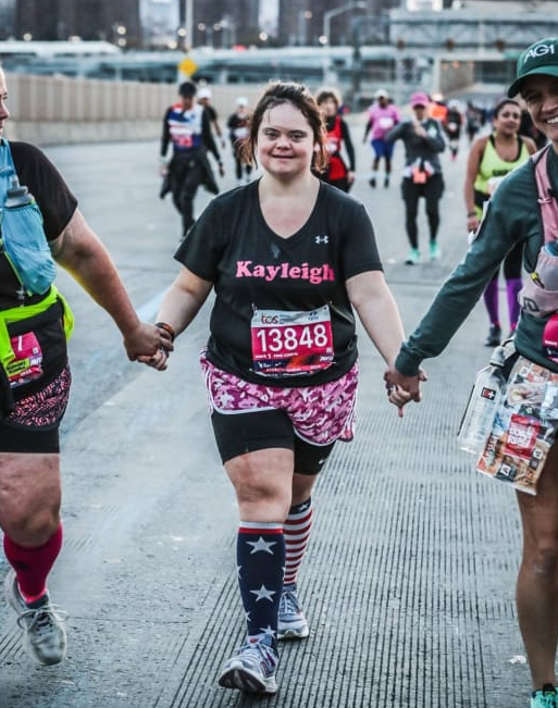 Kayleigh Williamson, corredora con síndrome de Down, camina hacia la meta
