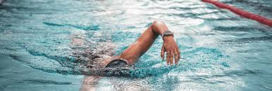 persona dando una brazada de natacion adentro de una piscina